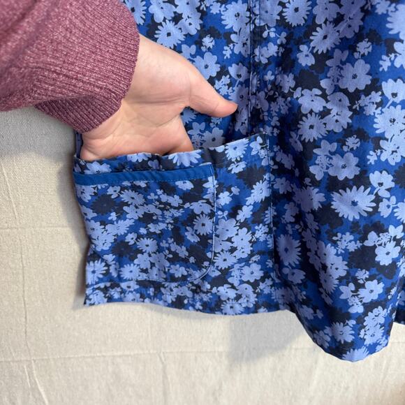Butter-Soft Scrub Top Size XL Blue Floral V-Neck Short Sleeve with Pockets - Picture 6 of 13